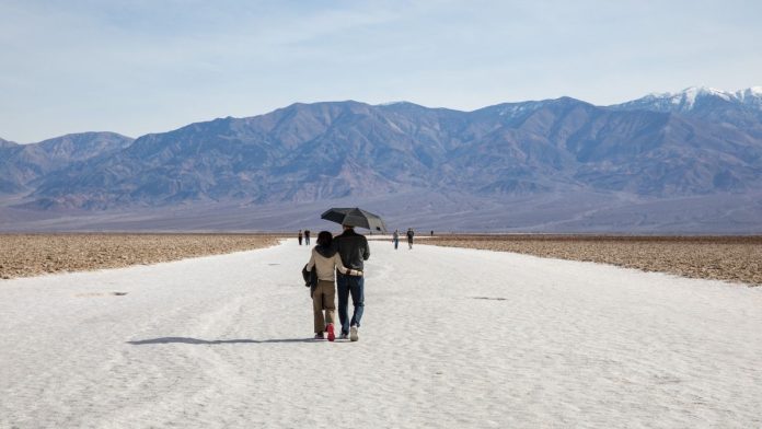 Death Valley, il caldo record attira turisti